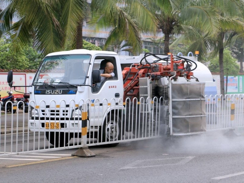 東風(fēng)多利卡護欄清洗車